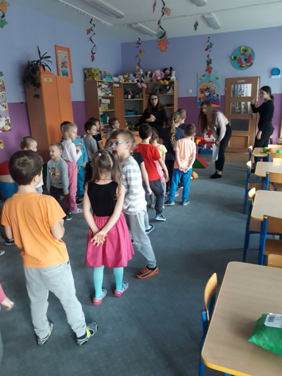 Licealistki czytają przedszkolakom [20.11.2019] - zdjęcie #6 - eOstroleka.pl