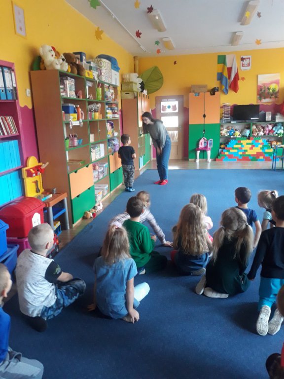 Licealistki czytają przedszkolakom [20.11.2019] - zdjęcie #7 - eOstroleka.pl