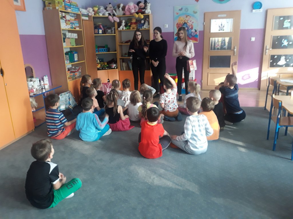 Licealistki czytają przedszkolakom [20.11.2019] - zdjęcie #8 - eOstroleka.pl