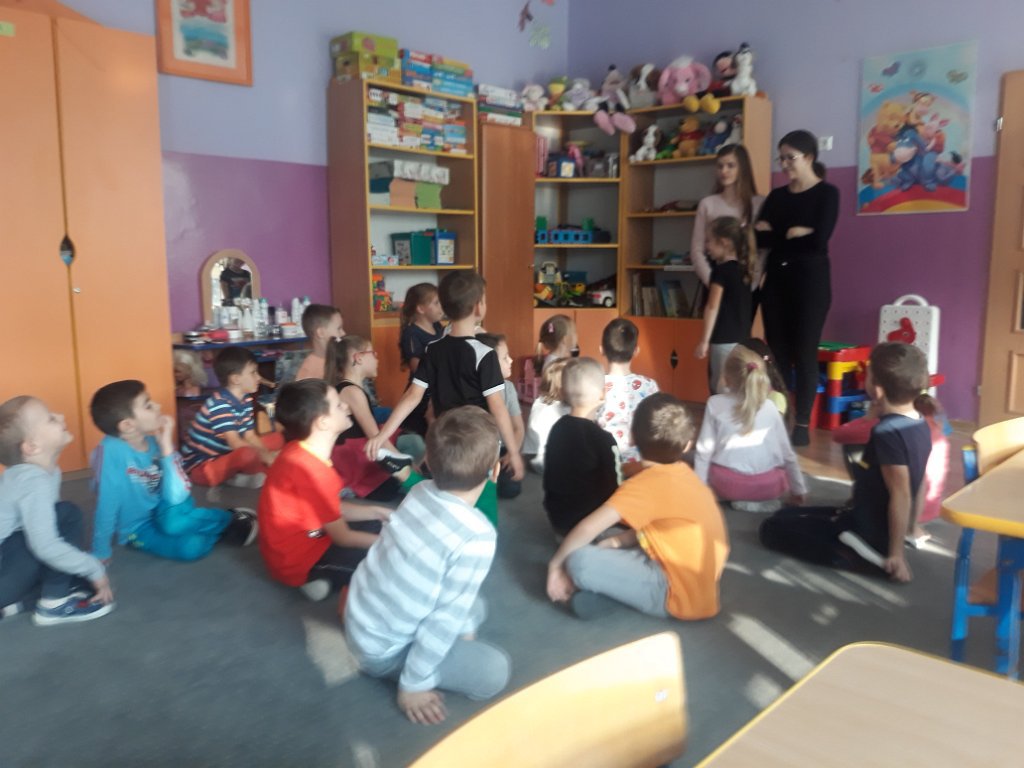 Licealistki czytają przedszkolakom [20.11.2019] - zdjęcie #9 - eOstroleka.pl