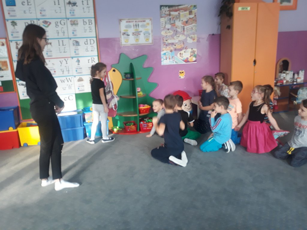 Licealistki czytają przedszkolakom [20.11.2019] - zdjęcie #10 - eOstroleka.pl