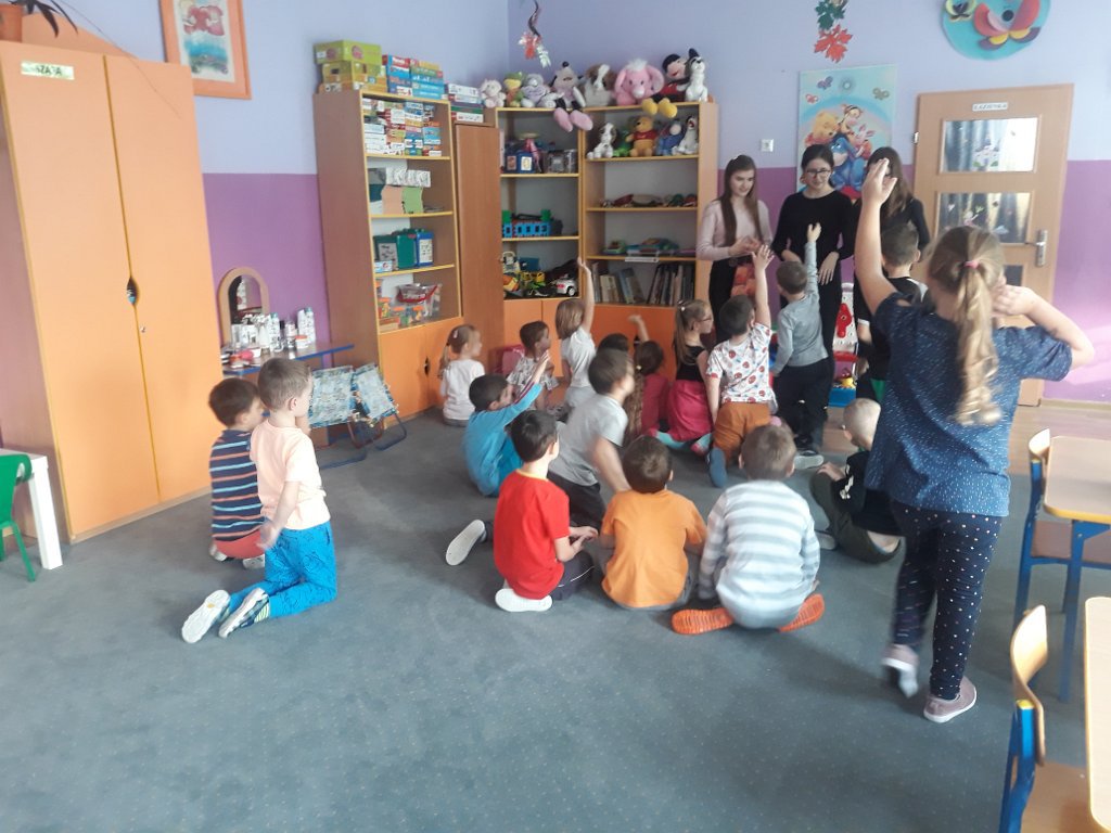Licealistki czytają przedszkolakom [20.11.2019] - zdjęcie #11 - eOstroleka.pl