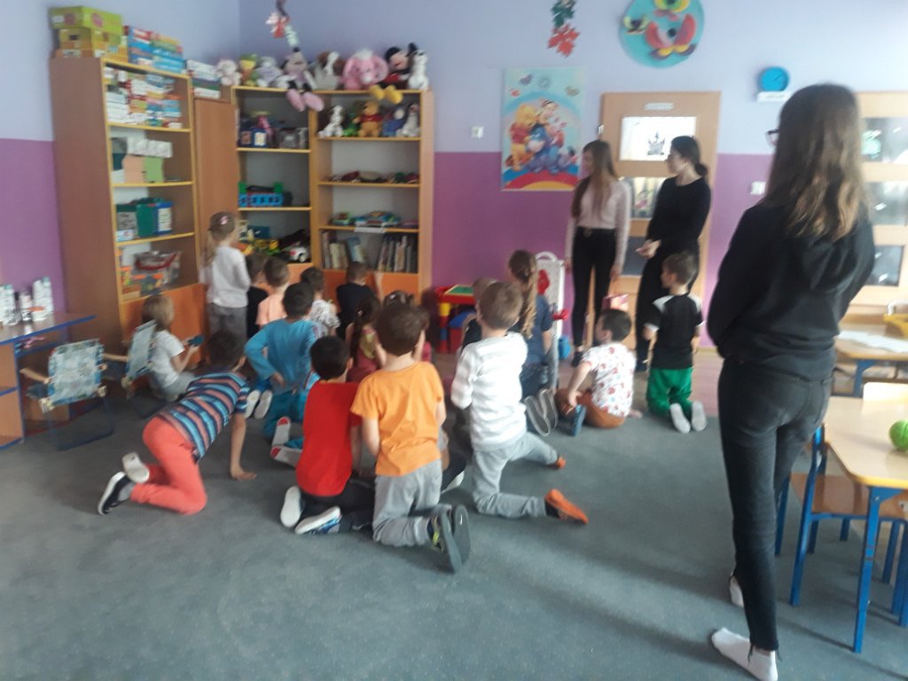Licealistki czytają przedszkolakom [20.11.2019] - zdjęcie #12 - eOstroleka.pl