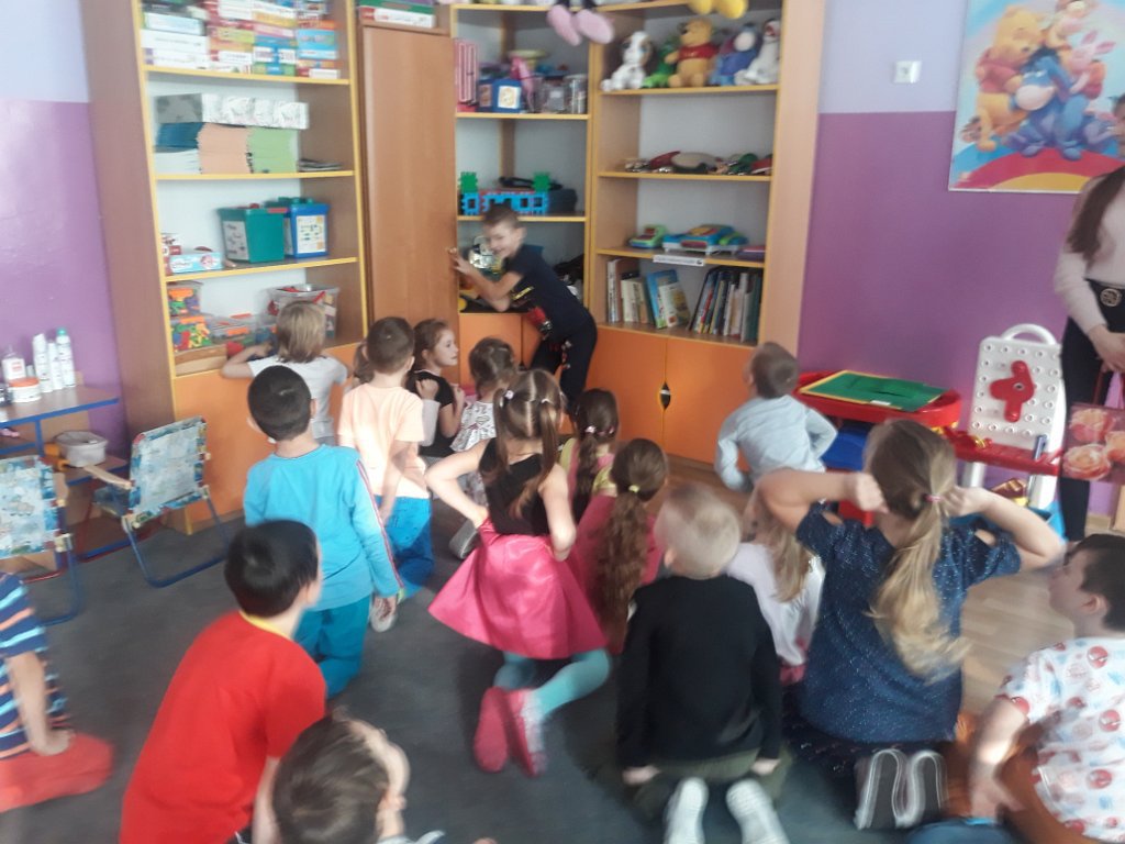 Licealistki czytają przedszkolakom [20.11.2019] - zdjęcie #13 - eOstroleka.pl
