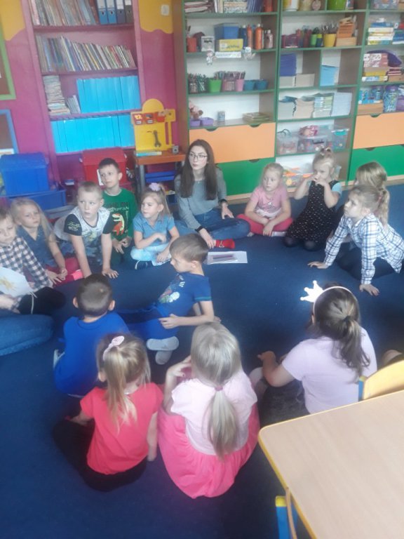 Licealistki czytają przedszkolakom [20.11.2019] - zdjęcie #14 - eOstroleka.pl