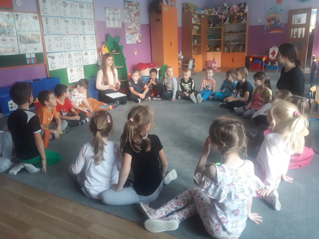 Licealistki czytają przedszkolakom [20.11.2019] - zdjęcie #17 - eOstroleka.pl