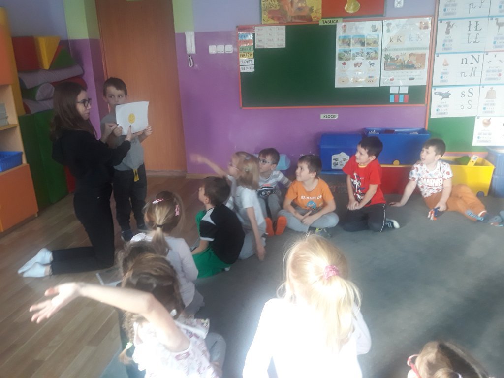 Licealistki czytają przedszkolakom [20.11.2019] - zdjęcie #18 - eOstroleka.pl
