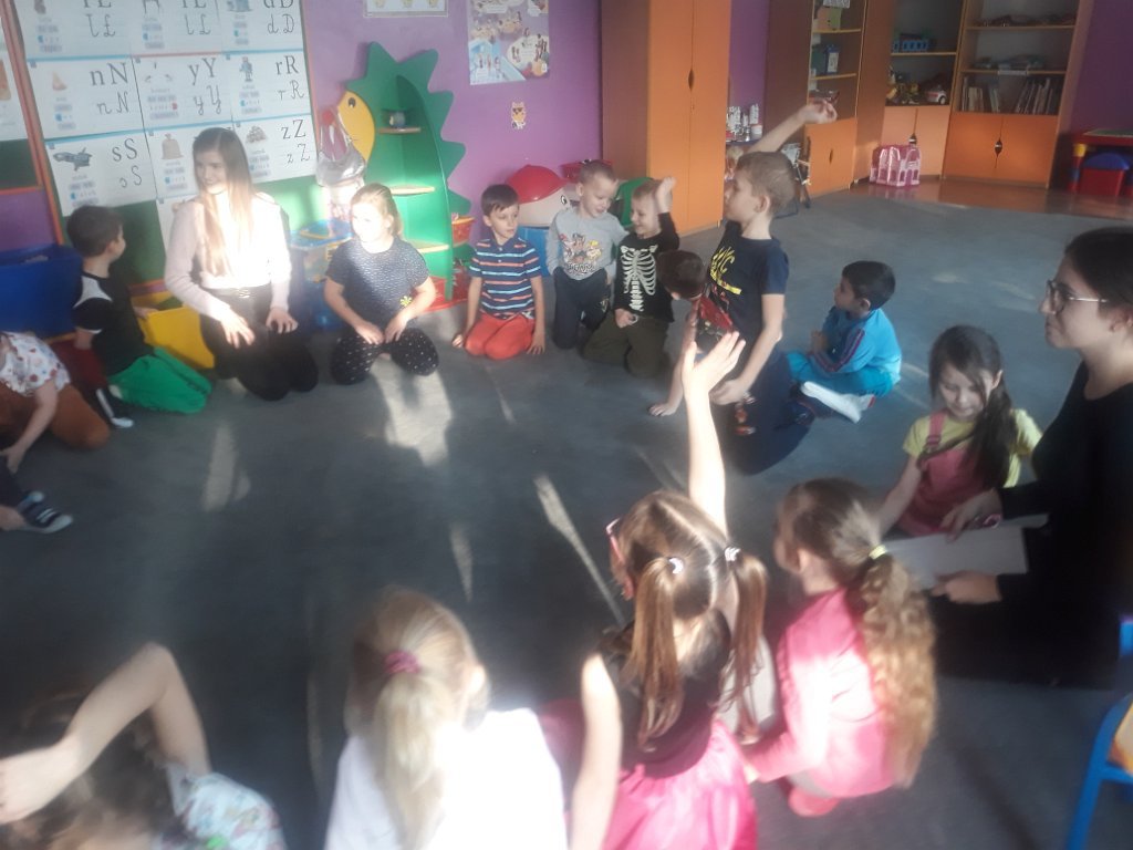 Licealistki czytają przedszkolakom [20.11.2019] - zdjęcie #20 - eOstroleka.pl