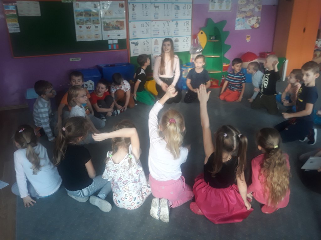Licealistki czytają przedszkolakom [20.11.2019] - zdjęcie #21 - eOstroleka.pl