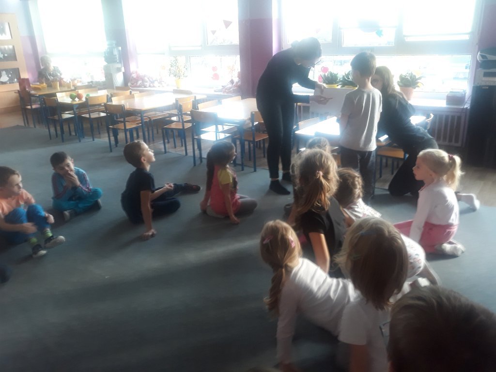 Licealistki czytają przedszkolakom [20.11.2019] - zdjęcie #23 - eOstroleka.pl