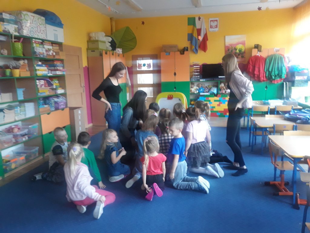 Licealistki czytają przedszkolakom [20.11.2019] - zdjęcie #25 - eOstroleka.pl