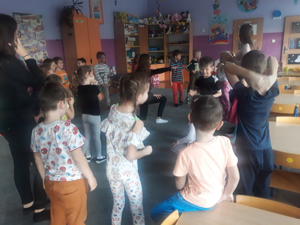 Licealistki czytają przedszkolakom [20.11.2019] - zdjęcie #27 - eOstroleka.pl