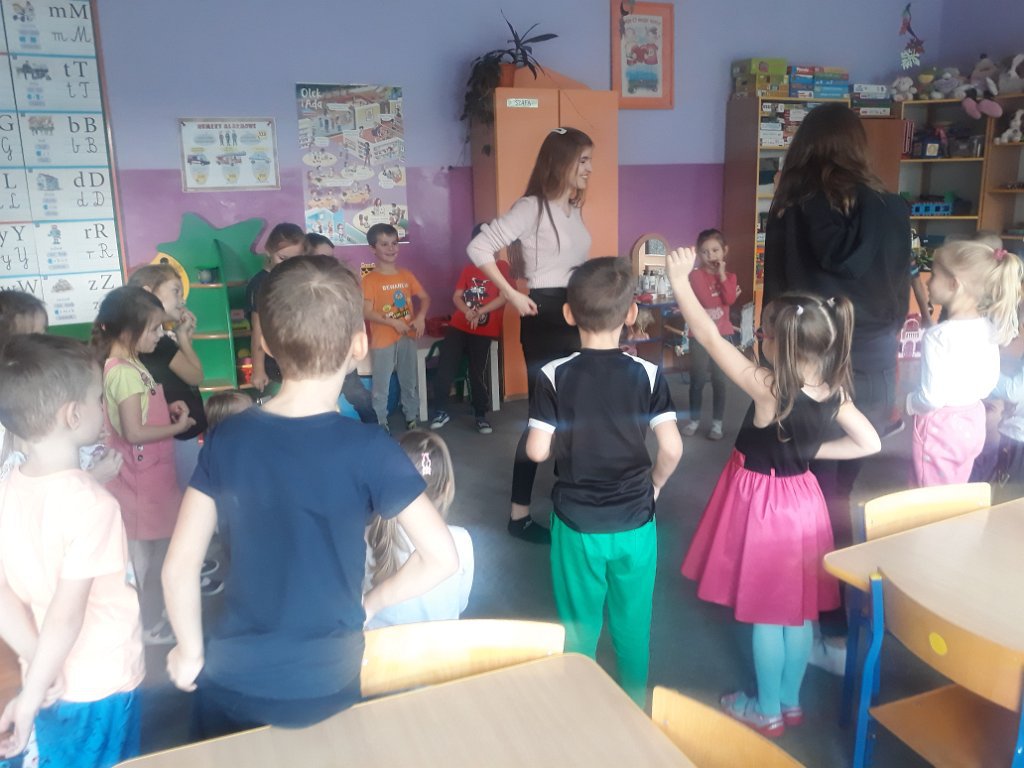 Licealistki czytają przedszkolakom [20.11.2019] - zdjęcie #29 - eOstroleka.pl