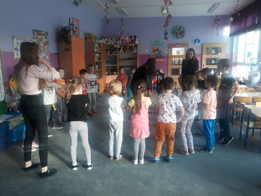 Licealistki czytają przedszkolakom [20.11.2019] - zdjęcie #30 - eOstroleka.pl