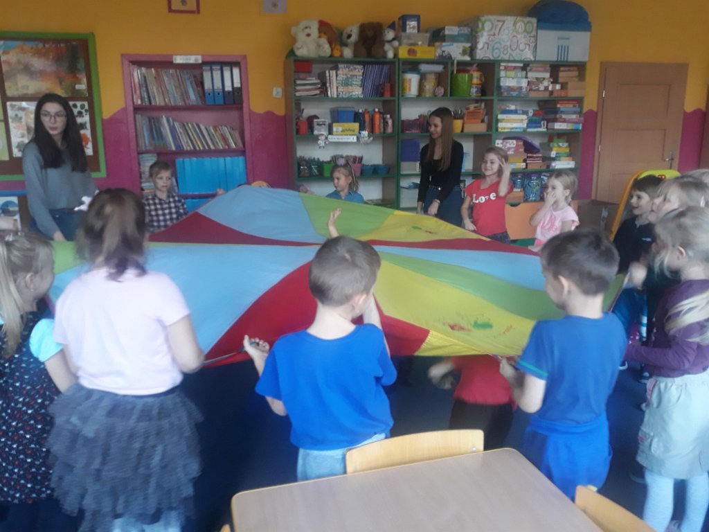 Licealistki czytają przedszkolakom [20.11.2019] - zdjęcie #32 - eOstroleka.pl