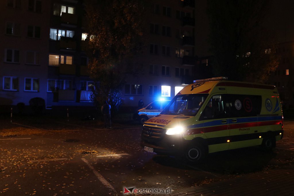 Tragedia w centrum Ostrołęki. Mężczyzna wyskoczył z wieżowca przy ulicy Prądzyńskiego [20.11.2019] - zdjęcie #1 - eOstroleka.pl