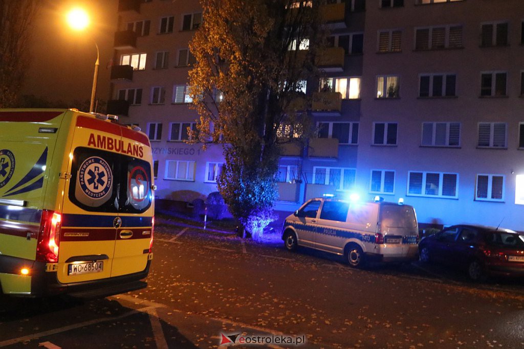 Tragedia w centrum Ostrołęki. Mężczyzna wyskoczył z wieżowca przy ulicy Prądzyńskiego [20.11.2019] - zdjęcie #2 - eOstroleka.pl