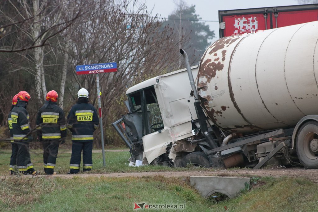Kraksa w Antoniach. Zderzenie śmieciarki z ciężarówką! [25.11.2019] - zdjęcie #4 - eOstroleka.pl