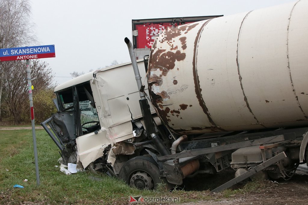 Kraksa w Antoniach. Zderzenie śmieciarki z ciężarówką! [25.11.2019] - zdjęcie #7 - eOstroleka.pl