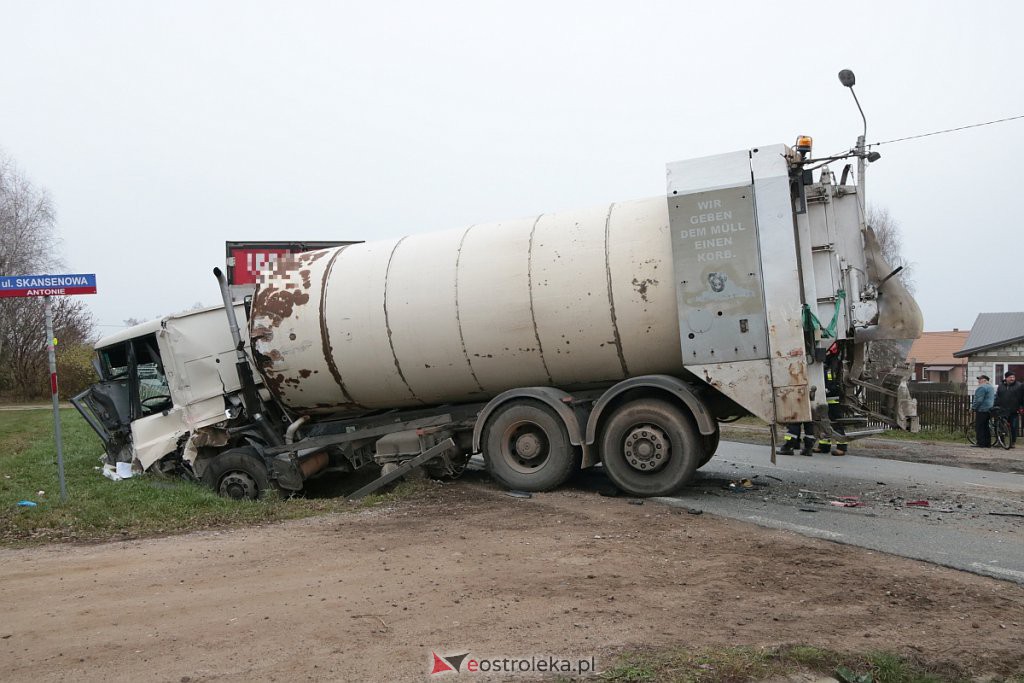 Kraksa w Antoniach. Zderzenie śmieciarki z ciężarówką! [25.11.2019] - zdjęcie #8 - eOstroleka.pl