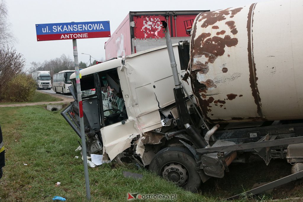 Kraksa w Antoniach. Zderzenie śmieciarki z ciężarówką! [25.11.2019] - zdjęcie #6 - eOstroleka.pl