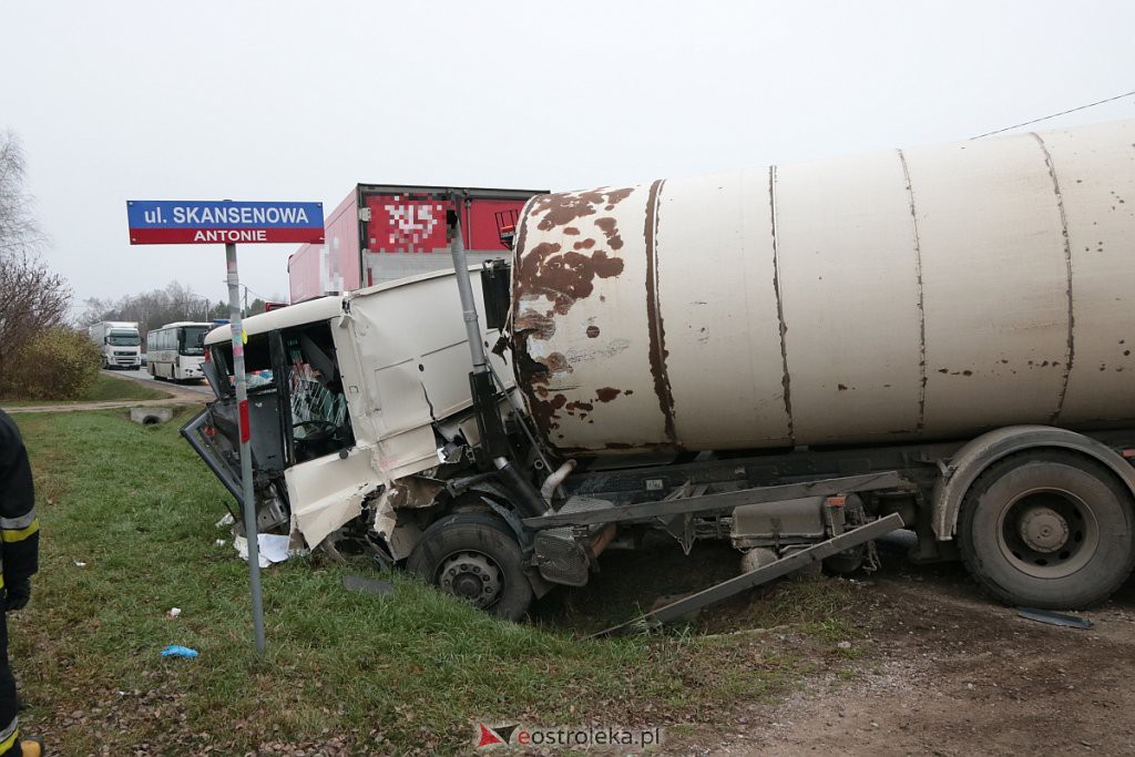 Kraksa w Antoniach. Zderzenie śmieciarki z ciężarówką! [25.11.2019] - zdjęcie #11 - eOstroleka.pl