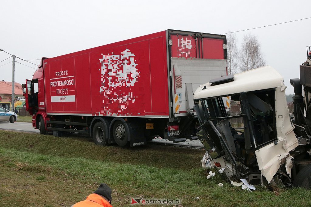 Kraksa w Antoniach. Zderzenie śmieciarki z ciężarówką! [25.11.2019] - zdjęcie #4 - eOstroleka.pl