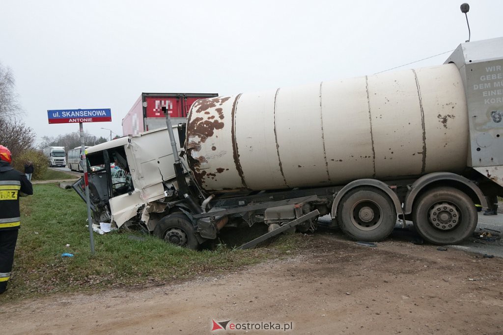 Kraksa w Antoniach. Zderzenie śmieciarki z ciężarówką! [25.11.2019] - zdjęcie #14 - eOstroleka.pl