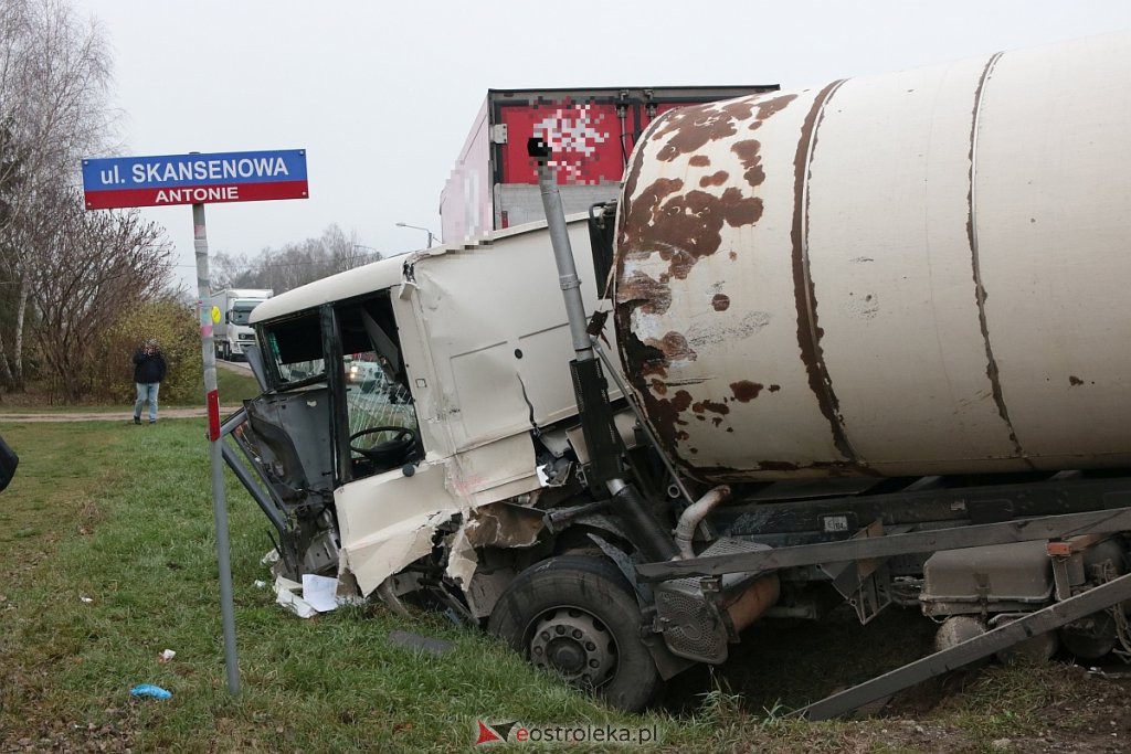 Kraksa w Antoniach. Zderzenie śmieciarki z ciężarówką! [25.11.2019] - zdjęcie #1 - eOstroleka.pl