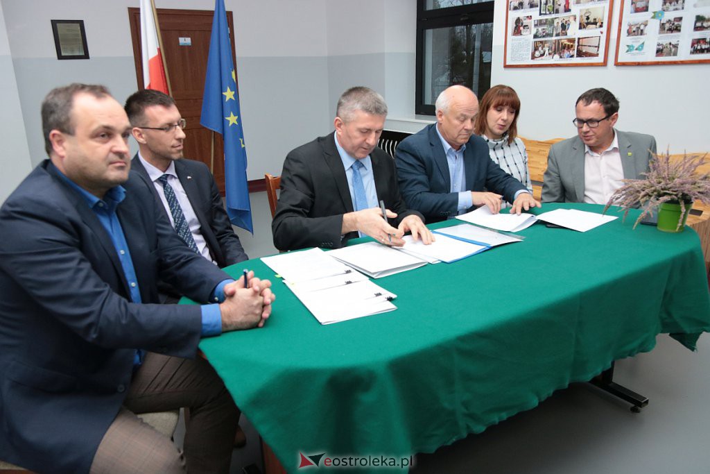 Historyczna umowa na inwestycję z Funduszu Dróg Samorządowych podpisana [26.11.2019] - zdjęcie #16 - eOstroleka.pl
