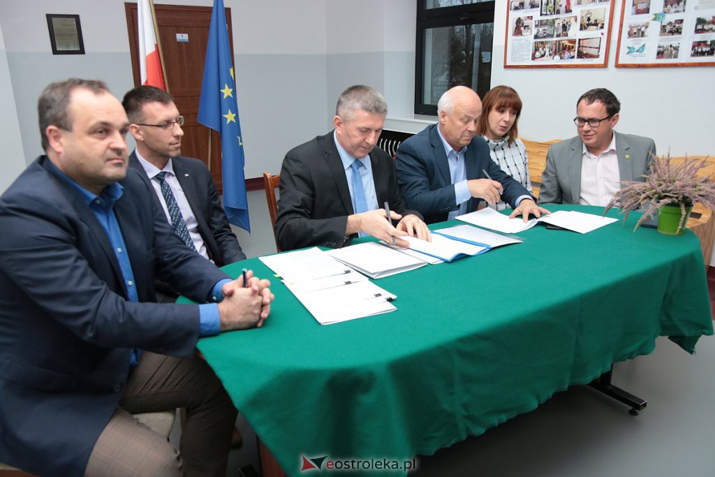 Historyczna umowa na inwestycję z Funduszu Dróg Samorządowych podpisana [26.11.2019] - zdjęcie #17 - eOstroleka.pl