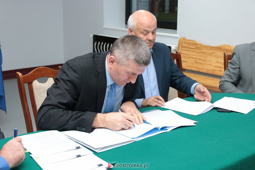 Historyczna umowa na inwestycję z Funduszu Dróg Samorządowych podpisana [26.11.2019] - zdjęcie #18 - eOstroleka.pl