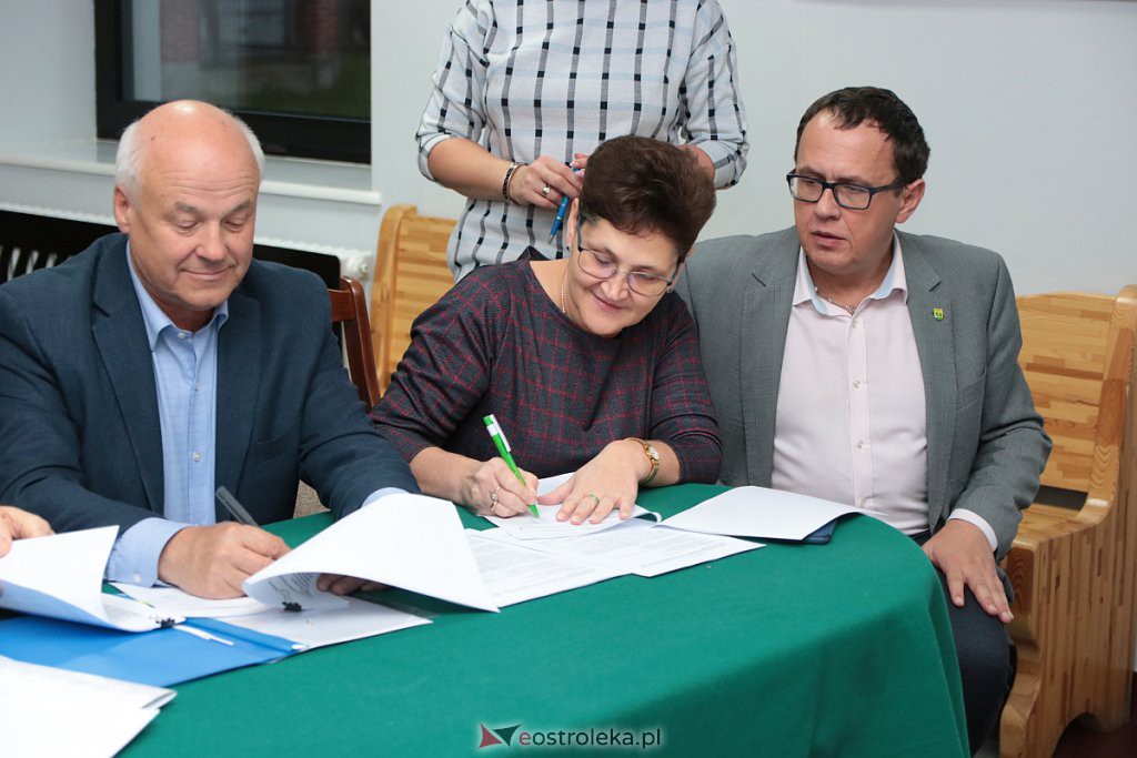 Historyczna umowa na inwestycję z Funduszu Dróg Samorządowych podpisana [26.11.2019] - zdjęcie #21 - eOstroleka.pl