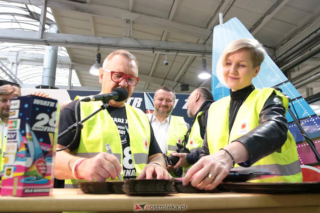 Jerzy Owsiak odwiedził Ostrołękę. Pokazał puszkę 28. finału i symbolicznie rozpoczął ostatni etap produkcji [27.11.2019] - zdjęcie #9 - eOstroleka.pl