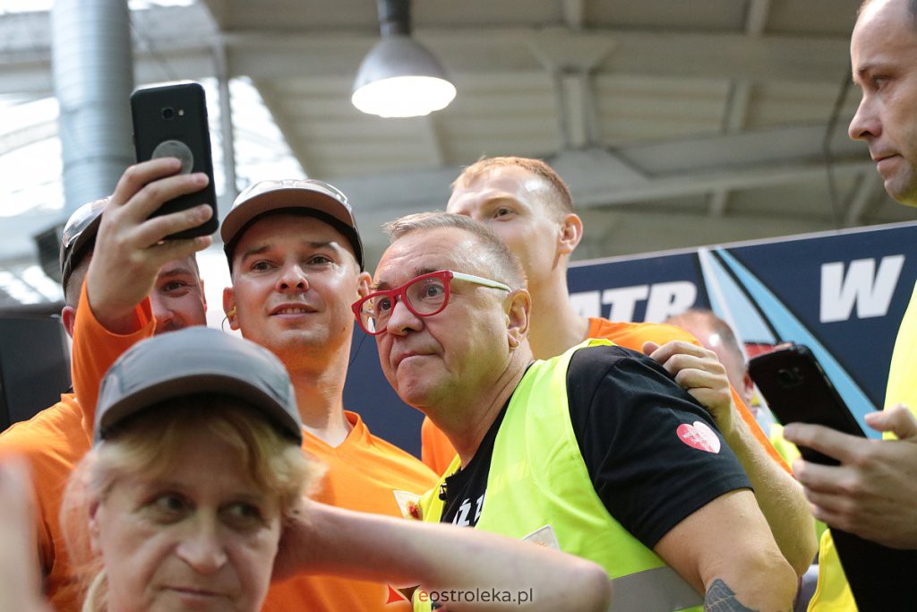 Jerzy Owsiak odwiedził Ostrołękę. Pokazał puszkę 28. finału i symbolicznie rozpoczął ostatni etap produkcji [27.11.2019] - zdjęcie #2 - eOstroleka.pl