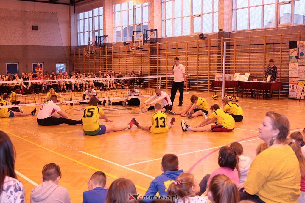Mecz z reprezentacją Polski w siatkówce na siedząco na finał Dni Integracji w SP nr 10 [27.11.2019] - zdjęcie #72 - eOstroleka.pl