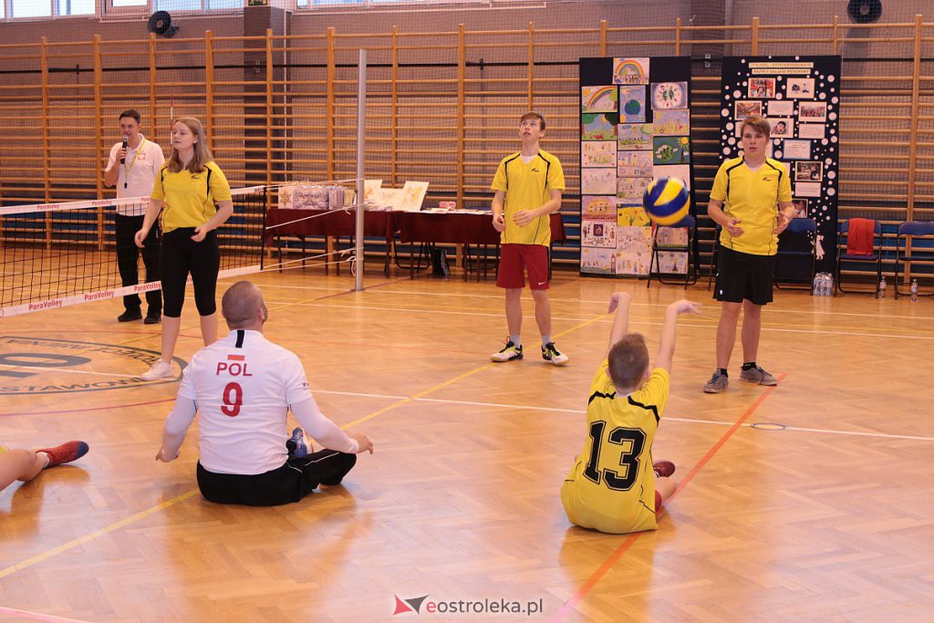 Mecz z reprezentacją Polski w siatkówce na siedząco na finał Dni Integracji w SP nr 10 [27.11.2019] - zdjęcie #70 - eOstroleka.pl