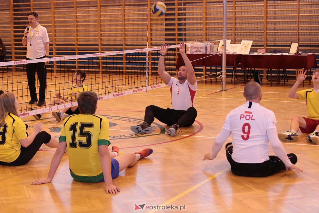 Mecz z reprezentacją Polski w siatkówce na siedząco na finał Dni Integracji w SP nr 10 [27.11.2019] - zdjęcie #60 - eOstroleka.pl
