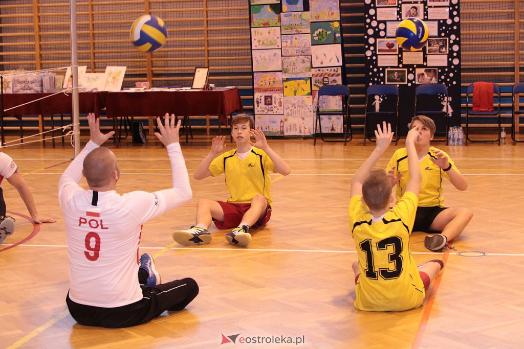 Mecz z reprezentacją Polski w siatkówce na siedząco na finał Dni Integracji w SP nr 10 [27.11.2019] - zdjęcie #58 - eOstroleka.pl