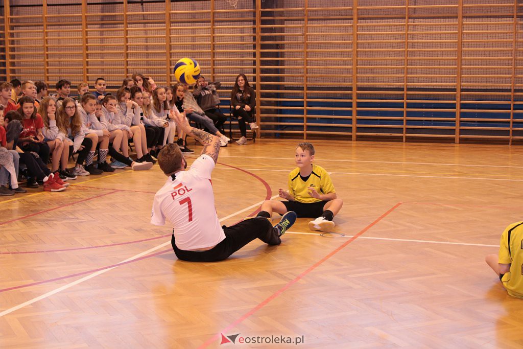 Mecz z reprezentacją Polski w siatkówce na siedząco na finał Dni Integracji w SP nr 10 [27.11.2019] - zdjęcie #51 - eOstroleka.pl