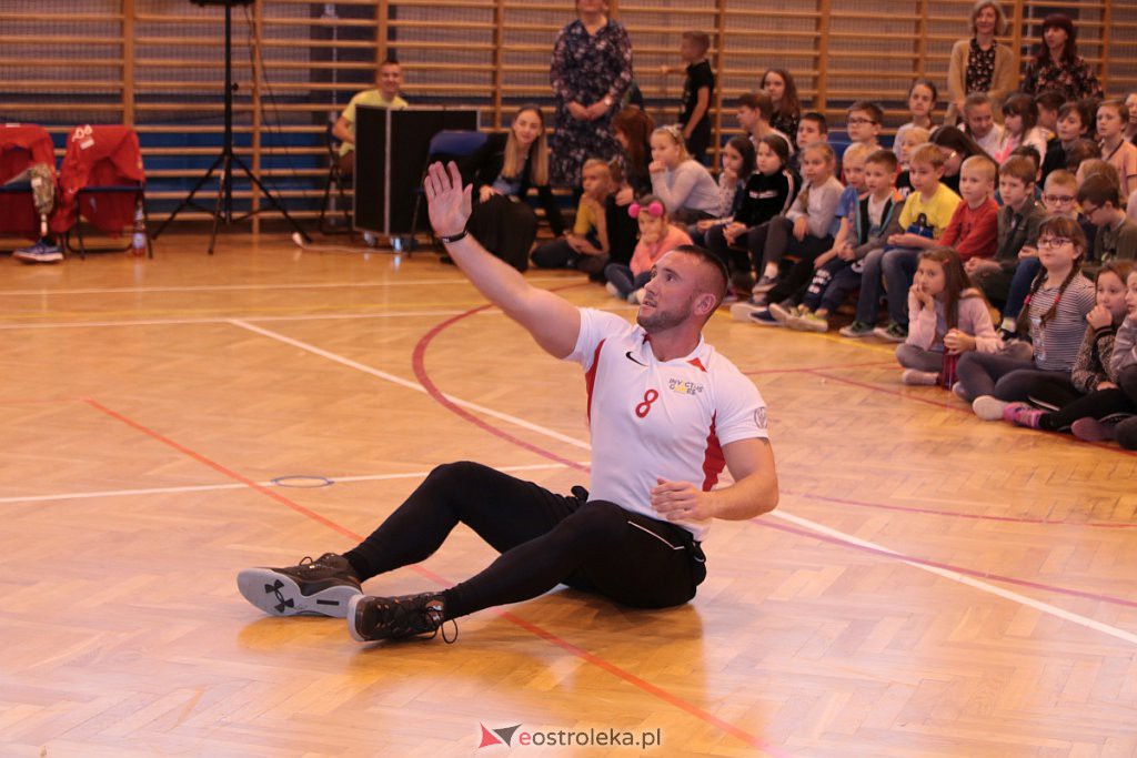 Mecz z reprezentacją Polski w siatkówce na siedząco na finał Dni Integracji w SP nr 10 [27.11.2019] - zdjęcie #42 - eOstroleka.pl