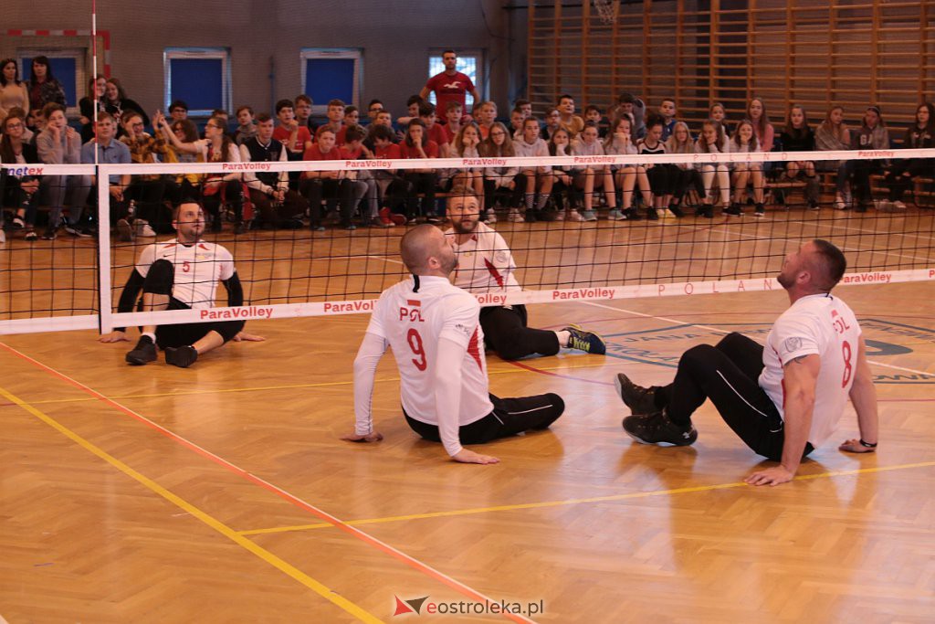 Mecz z reprezentacją Polski w siatkówce na siedząco na finał Dni Integracji w SP nr 10 [27.11.2019] - zdjęcie #26 - eOstroleka.pl