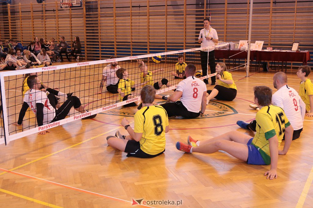 Mecz z reprezentacją Polski w siatkówce na siedząco na finał Dni Integracji w SP nr 10 [27.11.2019] - zdjęcie #15 - eOstroleka.pl