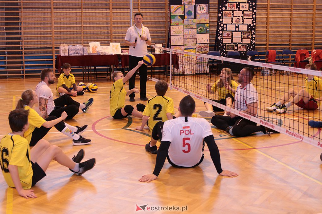 Mecz z reprezentacją Polski w siatkówce na siedząco na finał Dni Integracji w SP nr 10 [27.11.2019] - zdjęcie #10 - eOstroleka.pl