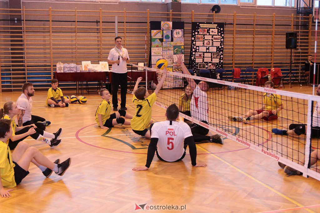 Mecz z reprezentacją Polski w siatkówce na siedząco na finał Dni Integracji w SP nr 10 [27.11.2019] - zdjęcie #5 - eOstroleka.pl