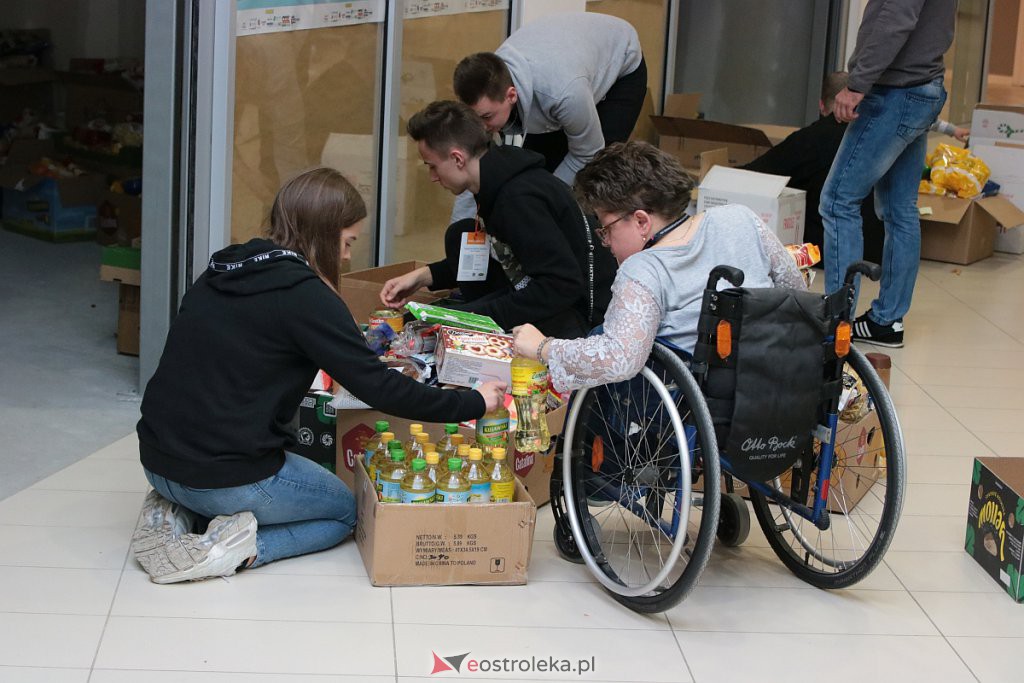 Pierwszy dzień Świątecznej Zbiórki Żywności za nami [ZDJĘCIA] - zdjęcie #14 - eOstroleka.pl