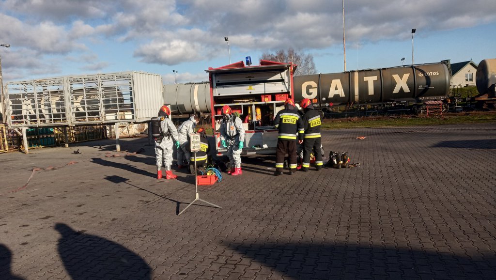 Wyciek z rozszczelnionego rurociągu i zagrożenie wybuchem na stacji paliw w Ławach [03.12.2019] - zdjęcie #1 - eOstroleka.pl