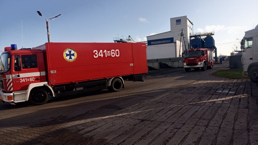 Wyciek z rozszczelnionego rurociągu i zagrożenie wybuchem na stacji paliw w Ławach [03.12.2019] - zdjęcie #3 - eOstroleka.pl