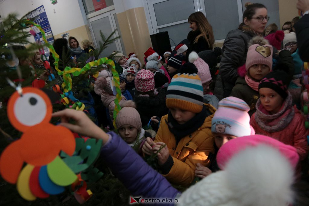 Przedszkolaki samodzielnie przystroiły choinkę w „Handlowcu” [ZDJĘCIA] - zdjęcie #1 - eOstroleka.pl