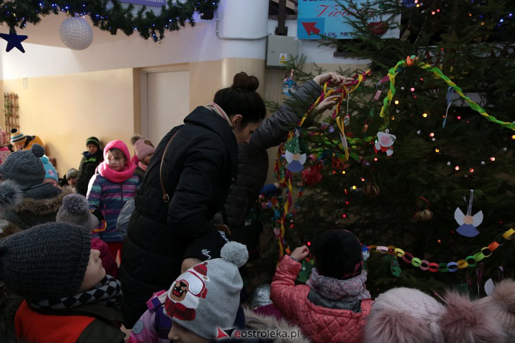 Przedszkolaki samodzielnie przystroiły choinkę w „Handlowcu” [ZDJĘCIA] - zdjęcie #3 - eOstroleka.pl